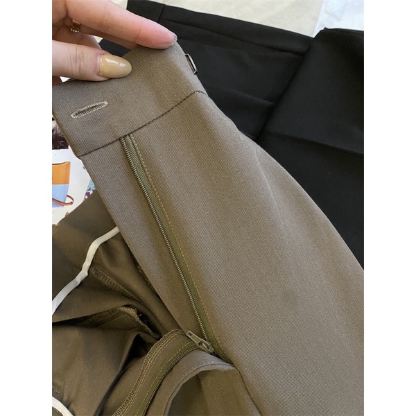 Quần xuông đen dáng rộng