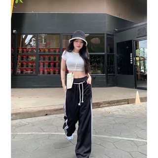 Set áo crop trắng kèm quần đen