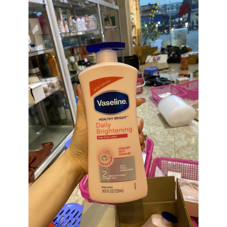 Sữa dưỡng thể trắng da Vaseline Daily Brightening 725ml