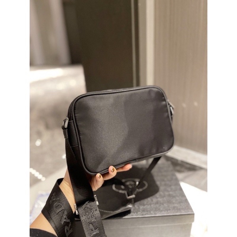 Túi đeo chéo PRADA cái cấp có sẵn Full box
