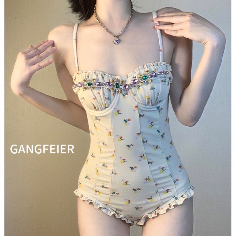 Đầm đi biển, jumpsuit, váy hai dây ôm sát thời trang nữ