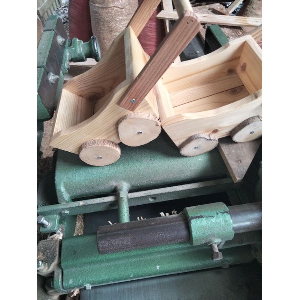 Chậu gỗ dáng xe 15 vuông cao 8cm có sơn .