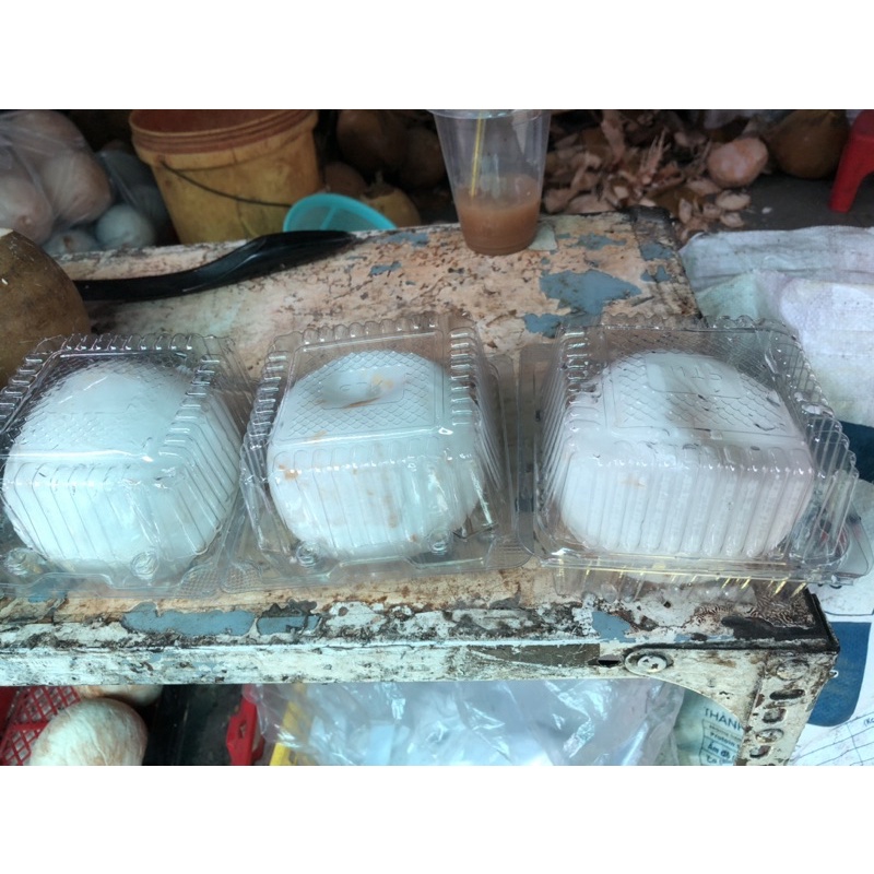 Cơm dừa nguyên trái còn nước kiểu Thái Lan