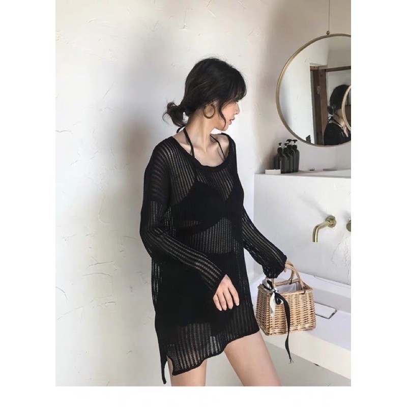 Áo khoác lưới đi biển màu đen trễ vai sang chảnh