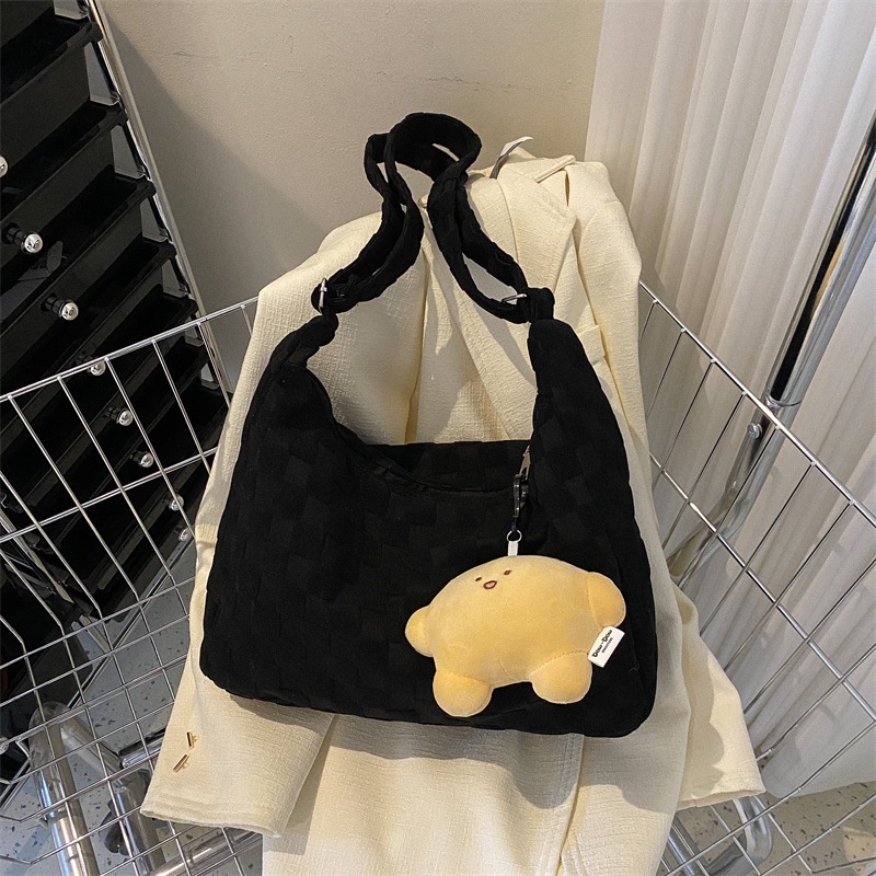 Túi đeo chéo vải canvas có khóa kéo họa tiết ô vuông dễ thương kèm móc khóa bông, có hai màu đen và hồng