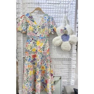 Đầm hoa nền kem cổ V tay bồng dáng xoè dài có túi 2 bên freesize Pumi 14051