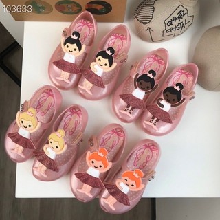 Giày nhựa thơm hình bé gái