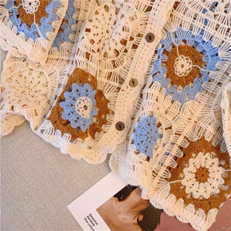 Set áo len polo croptop, áo len đan móc hoạt tiết thổ cẩm hàng Quảng Châu, phối cùng váy hai dây xẻ lệch một bên.