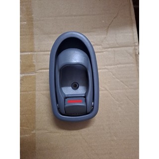 Tay mở cửa trong kia spectra