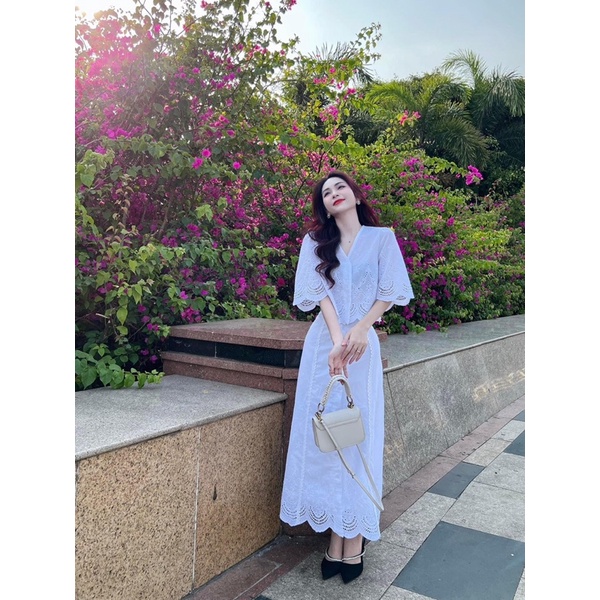 Set áo croptop trắng xô ren kèm chân váy tiểu thư