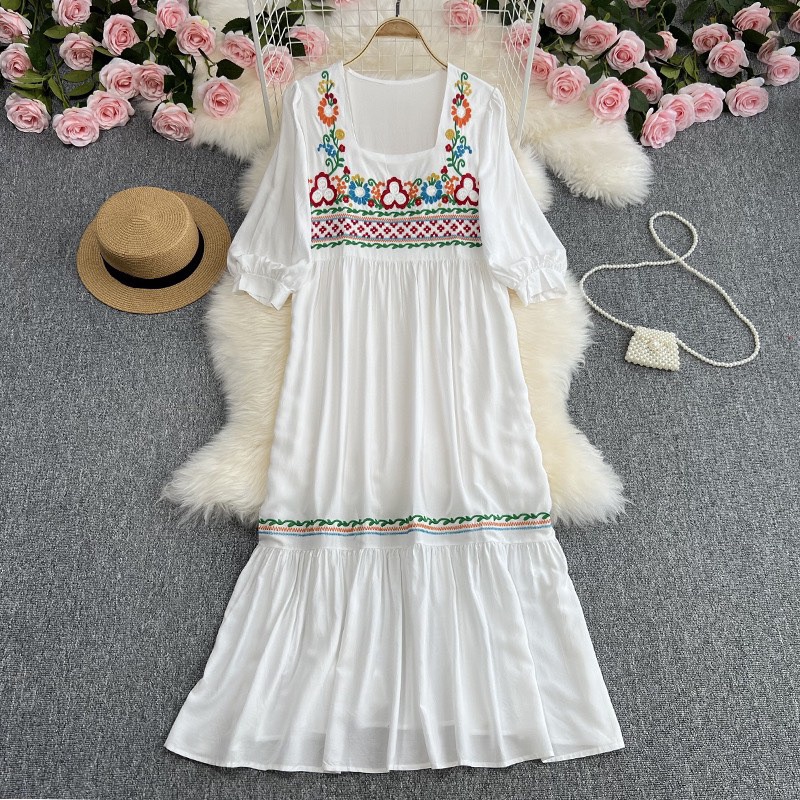 Váy Cổ Vuông Thêu Vintage