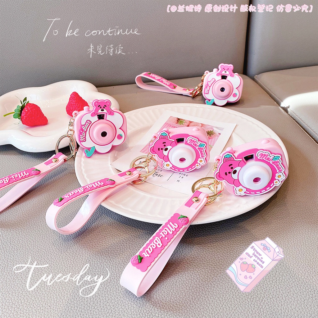 Móc Khóa Máy Ảnh Chiếu Đèn Hoạt Hình Gấu Dâu Lotso, Gấu Mocha Siêu Dễ Thương, Đáng Yêu Bằng Silicon Cao Cấp Ko Thấm Nước