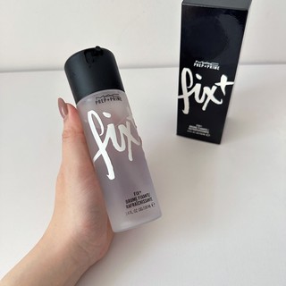 Có sẵn - Xịt khoá makeup
