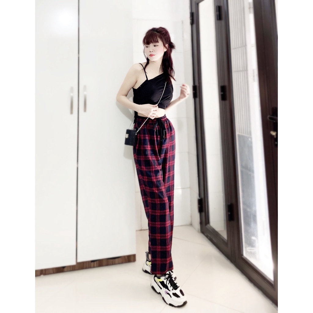 Quần kẻ caro ống suông, chất cotton mềm mát, mặc nhẹ tênh.