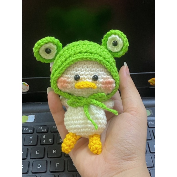 Móc khoá vịt con má bánh đội nón/ mũ ếch cột dây nơ bằng len nhồi bông dễ thương a