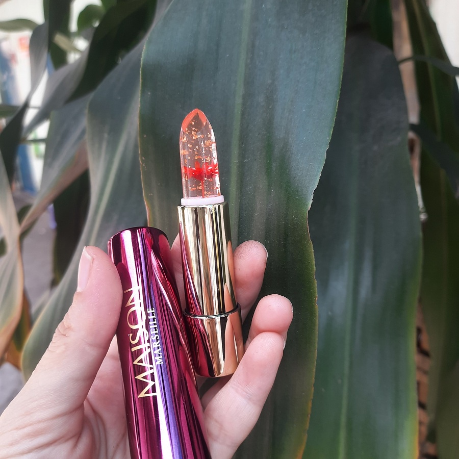 Son thạch cánh hoa vàng lá dưỡng ẩm môi có màu hồng nhạt của Maison thân son có gương