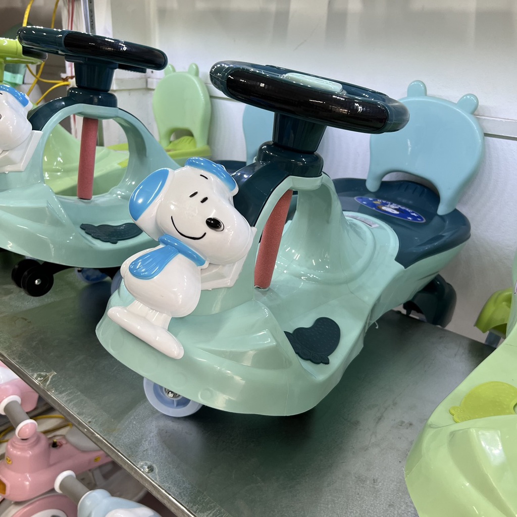 Xe lắc cho bé hình gấu snoopy