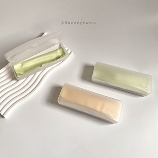 Hộp nhựa đựng kính loại rẻ kèm khăn lau ( Màu giao ngẫu nhiên )