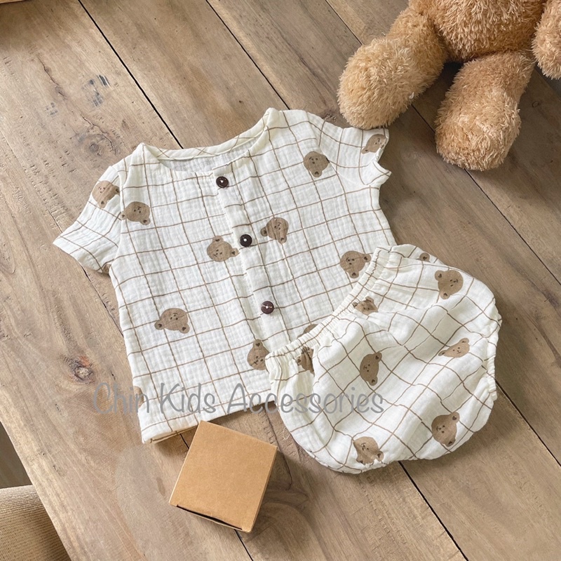 Sét bộ áo và quần bí gấu vải xô muslin mềm mại cho bé.