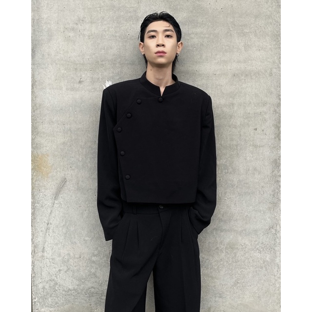 Bộ đồ Martell gồm crop blazer và trousers