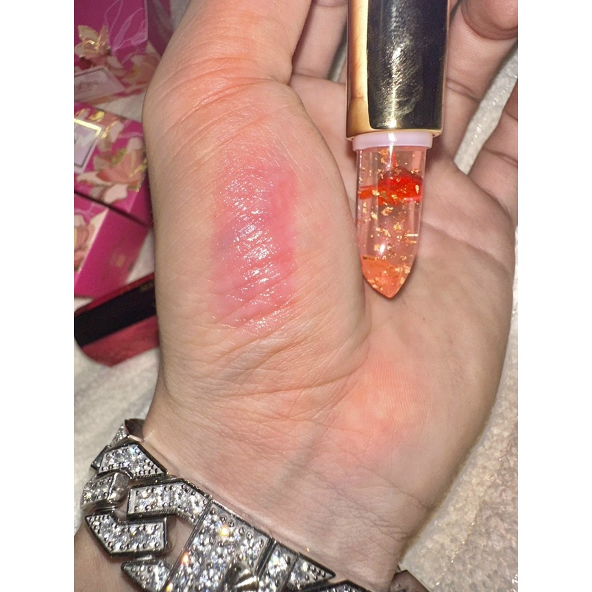 Son thạch cánh hoa vàng lá dưỡng ẩm môi có màu hồng nhạt của Maison thân son có gương