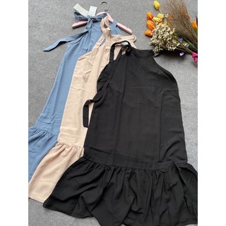 Đầm cổ yếm