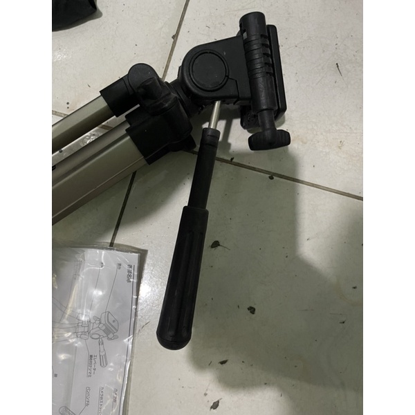 Chân máy ảnh tripod Nhật chưa sd. Cao 1.29m, nặng 820gr