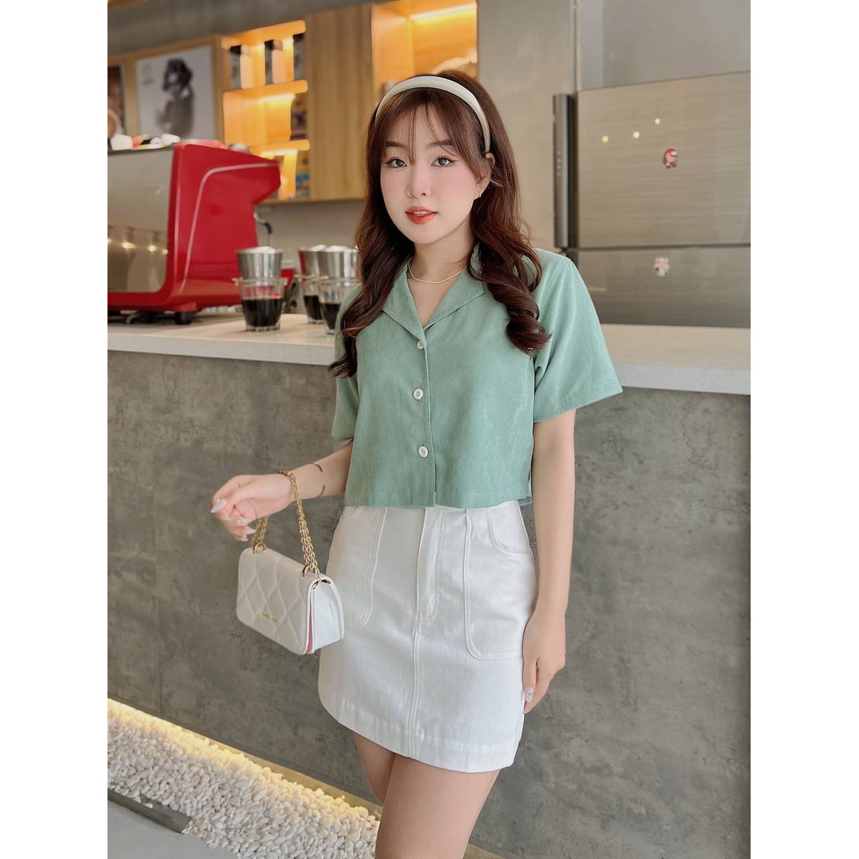 Áo kiểu nữ sơ mi croptop FM STYLE thiết kế tay ngắn cổ vest đính nút thời trang basic phong cách Hàn Quốc 23020312