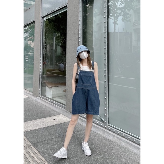 Quần shorts yếm jeans nữ form rộng phối túi lớn trước ngực dễ thương màu xanh đậm Invy Jump - Sibling House
