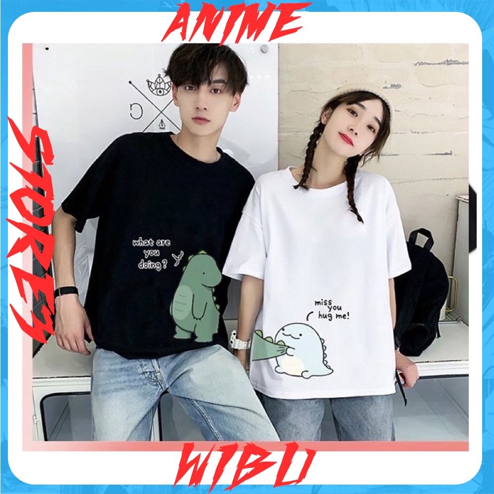 Áo phông cặp in hình khủng long dino cổ tròn tay ngắn [ What Are Doing - Miss You Hug Me ]