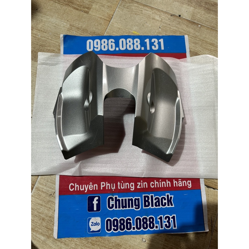 Ốp bình xăng sau ổ khóa chữ H xám bạc FZ150i zin chính hãng yamaha