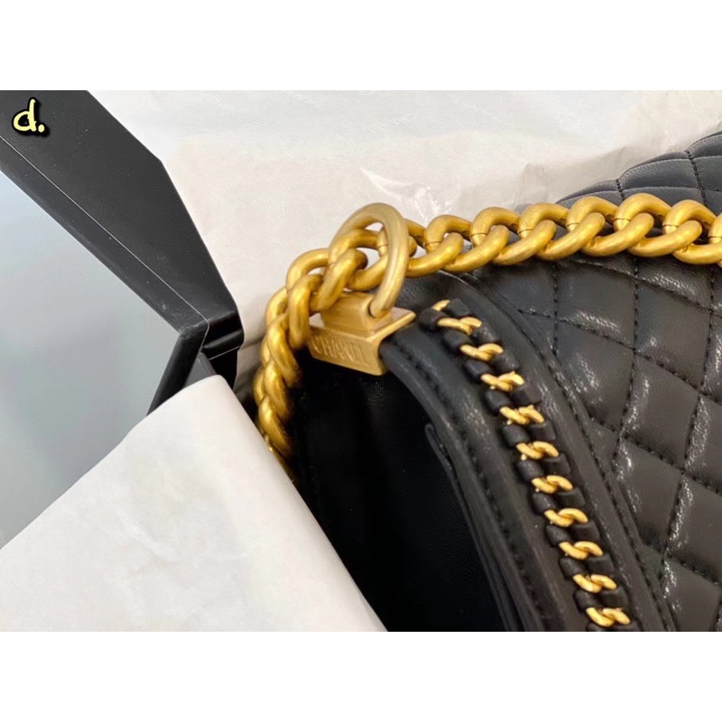 Túi Boy chất da mịn viền xích