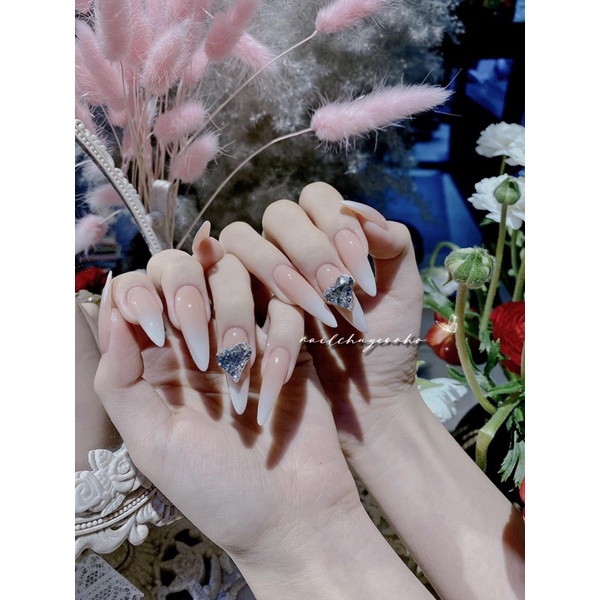 Nailbox thiết kế ombre đính đá khối tim