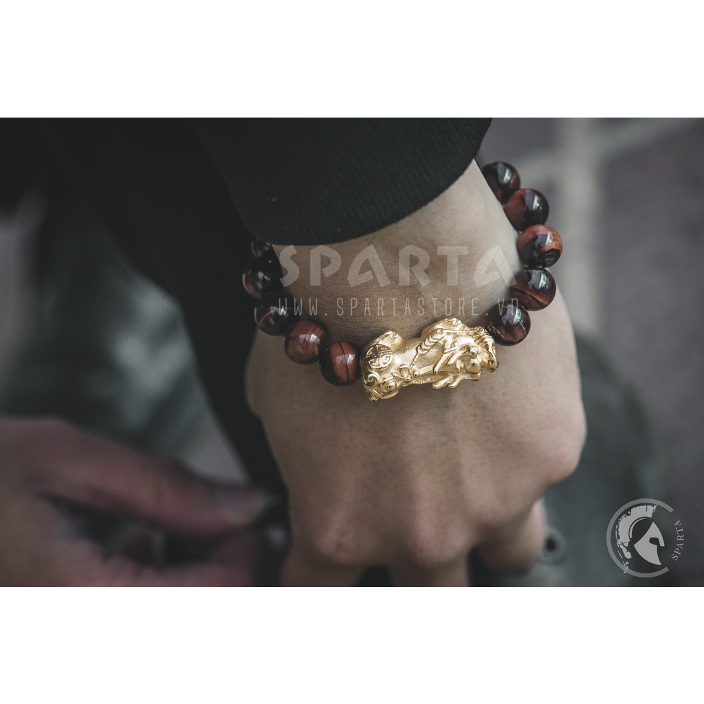 Vòng tay phong thủy handmade  mix đá mắt hổ đỏ charm Tỳ Hưu Vàng