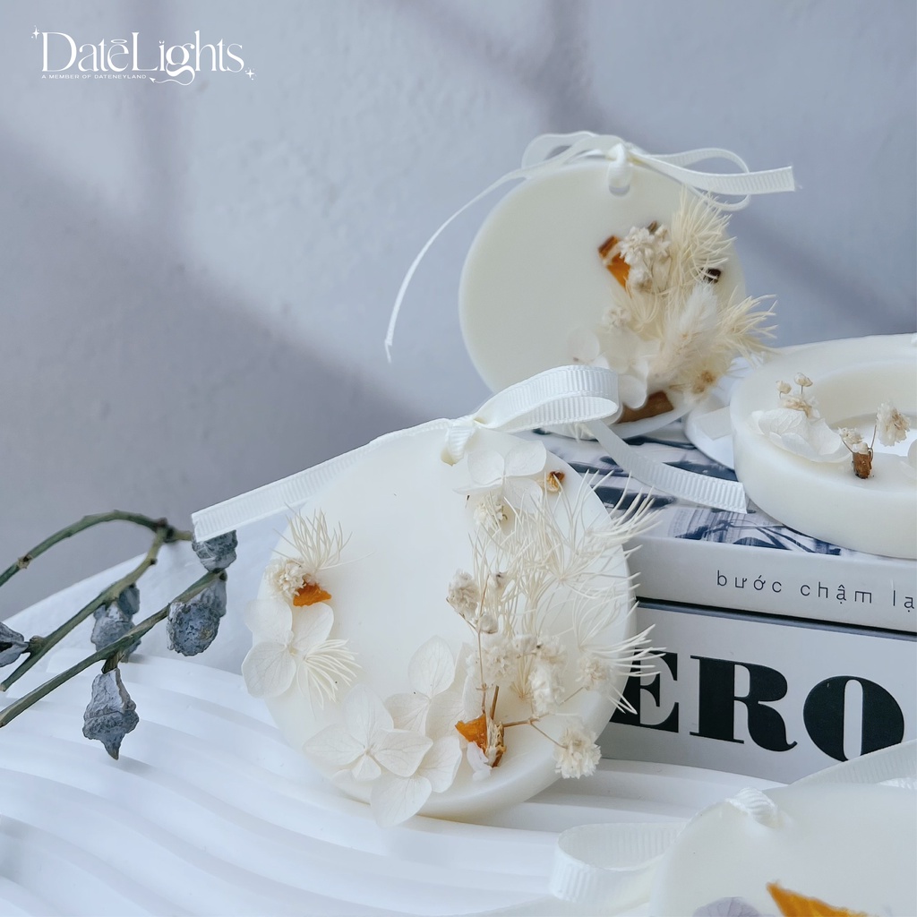 Sáp Thơm Happy Time- DATENEYLAND decor tinh tế. Làm từ nguyên liệu tự nhiên, an toàn, để treo tủ quần áo, xe hơi v..v th