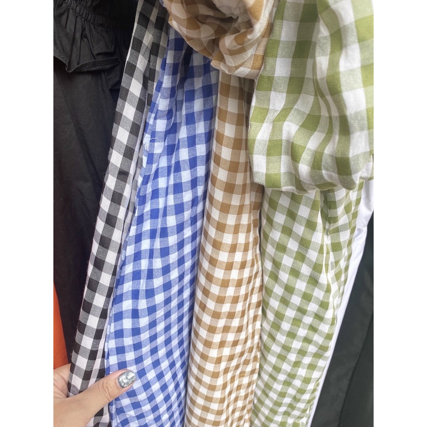 Váy kẻ caro dáng xuông trễ vai phong cách Hàn Quốc