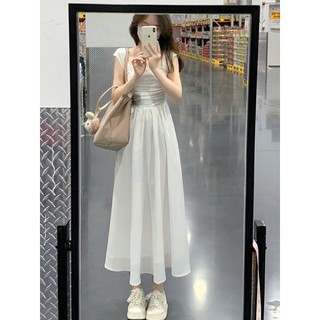 Đầm trắng cổ vuông dáng dài