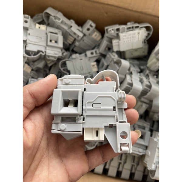 Khoá cửa máy giặt electrolux Công tắc cửa máy giặt electrolux EWF 10843 10844 10744 12843 12844