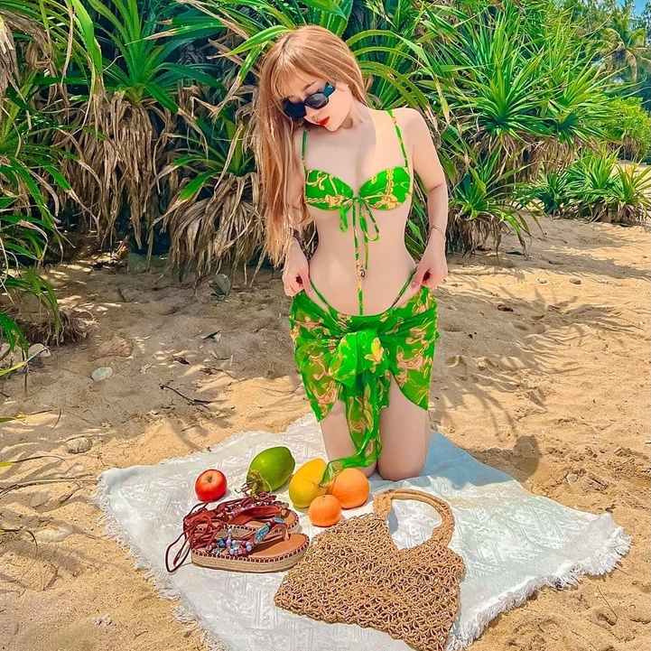 Set bikini 2 mảnh hoa nhí Mai Phương Bùi kèm khăn choàng xinh xắn