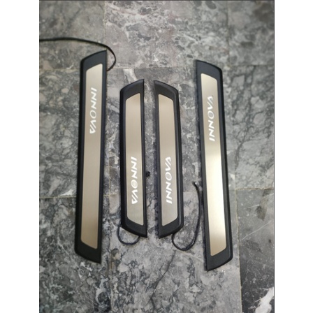 Nẹp bước chân có đèn viền nhựa đen cao cấp Innova 2018-2022