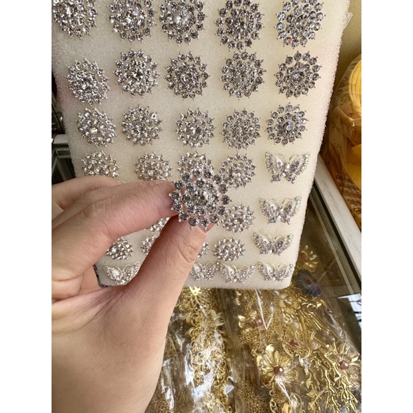 Ghim cài hình bông hoa - Phụ kiện hầu đồng