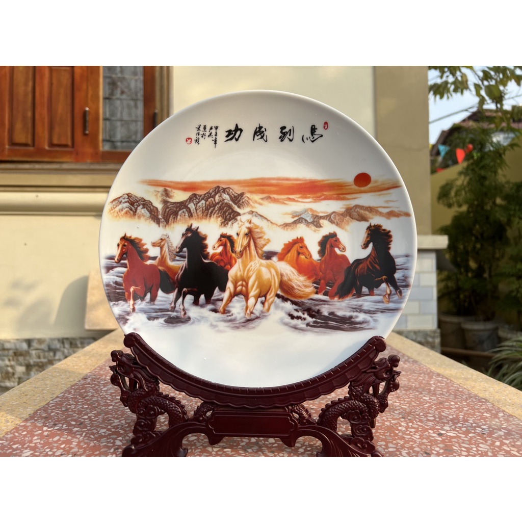 Đĩa gốm sứ bát mã mã đáo thành công trang trí phòng khách,bàn làm việc size 27 cm- đế gỗ