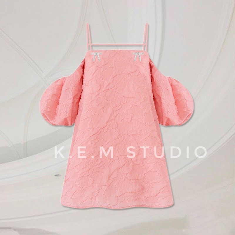 Váy hai dây tay bồng xòe đính nơ kim loại- Kem.Studio