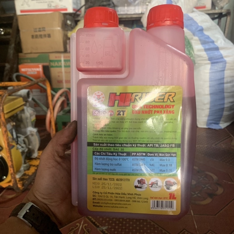 NHỚT 2 THÌ CHAI 1 LÍT PHA XĂNG DÙNG CHO MÁY CẮT CỎ MÁY CƯA…