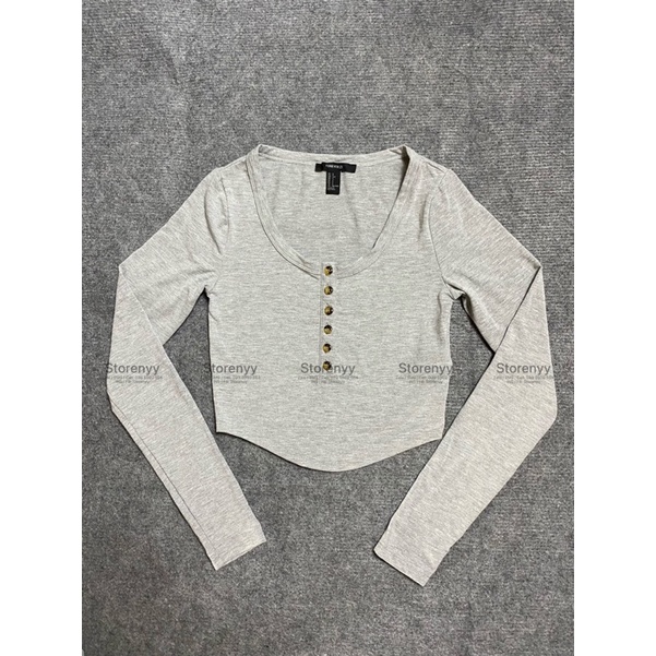 Áo thun croptop cổ tròn tay dài vạt bầu nút trước • Storenyy