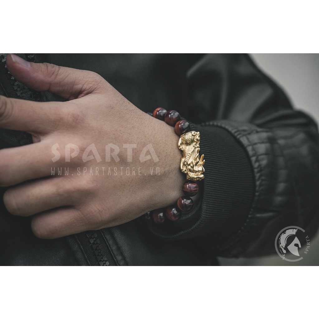 Vòng tay phong thủy handmade  mix đá mắt hổ đỏ charm Tỳ Hưu Vàng