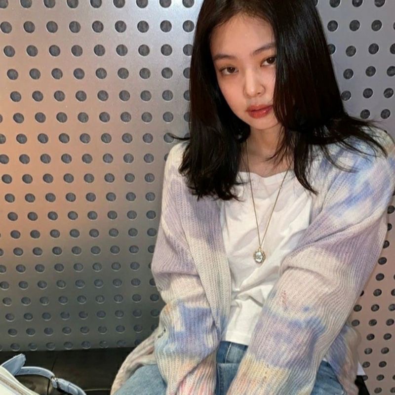 Áo cardigan tie dye tím Amiri giống Jennie BLACKPINK và Suga BTS