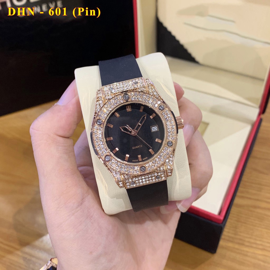 Đồng hồ nữ HB601 mặt tròn 36mm đính đá dây silicon thơm DHN601