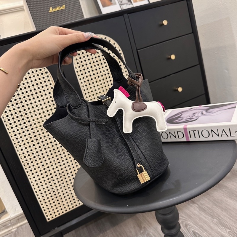 Túi Xách Đeo Chéo Tặng Kèm Khăn và Charm Ngựa