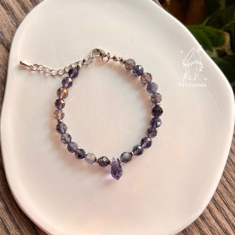 Vòng tay nữ thần Iolite trong sắc thái màu xanh chuyển tím độc đáo